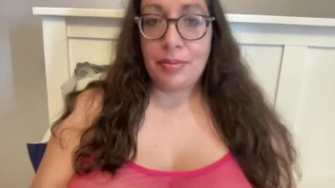 Snapshot of farahday chatting on 09/10/25, 12:16 Farah online show from 09/10/25, 12:16