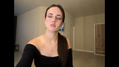 Mia online show from 06/17/26, 05:47
