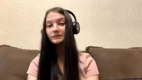 Snapshot of faustinabartosh chatting on 10/24/25, 07:49 Aurora 18yo online show from 10/24/25, 07:49