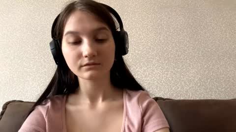 Snapshot of faustinabartosh chatting on 10/26/25, 04:29 Aurora 18yo online show from 10/26/25, 04:29