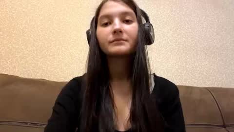 Aurora 18yo online show from 11/22/25, 11:09