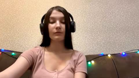 Aurora 18yo online show from 12/16/25, 08:19
