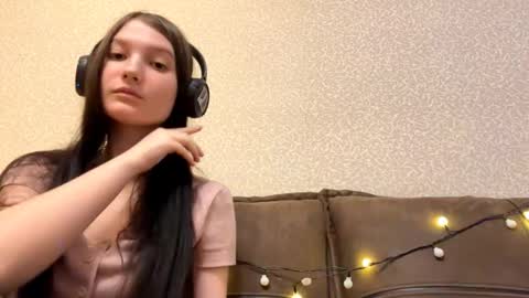 Aurora 18yo online show from 12/17/25, 09:15
