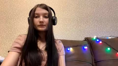 Aurora 18yo online show from 12/18/25, 08:20