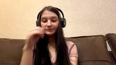 Aurora 18yo online show from 12/23/25, 09:18