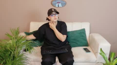 Feelena online show from 09/19/25, 01:01