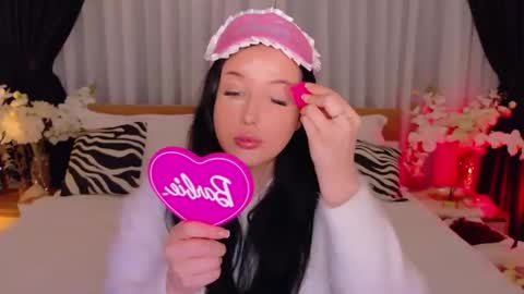 Felicia Herceg online show from 11/28/25, 04:42