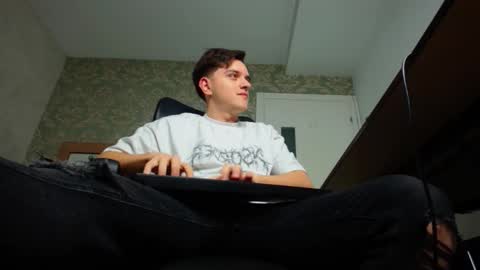 Snapshot of felixstark chatting on 10/21/25, 04:24 FelixStark online show from 10/21/25, 04:24
