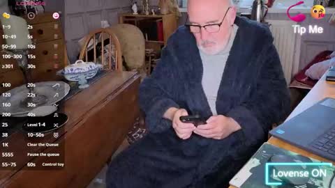 Snapshot of fellainsp8 chatting on 10/29/25, 07:32 Adam online show from 10/29/25, 07:32