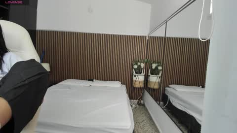 Snapshot of ffreyja_ chatting on 10/30/25, 04:30 Freyja online show from 10/30/25, 04:30