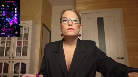 Lady online show from 10/15/25, 10:32