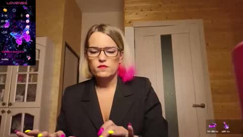 Lady online show from 10/17/25, 01:09