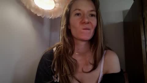 Snapshot of findomgoddessnatalia chatting on 10/15/25, 08:20 Goddess Natalia Findom online show from 10/15/25, 08:20
