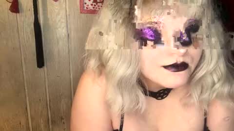 Snapshot of findommefoxi chatting on 02/06/25, 12:37 findommefoxi online show from 02/06/25, 12:37