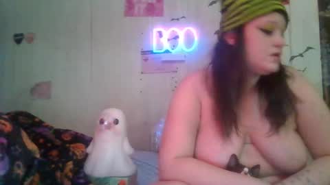 Snapshot of findommefoxi chatting on 10/27/25, 10:58 findommefoxi online show from 10/27/25, 10:58