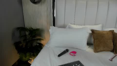 Snapshot of fiorelaston chatting on 06/15/26, 12:18 Fiorela online show from 06/15/26, 12:18