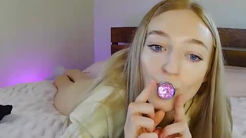 Snapshot of fitblondeprincess chatting on 01/08/26, 07:05 flowergirl online show from 01/08/26, 07:05