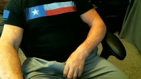 Snapshot of fitguy40 chatting on 02/06/25, 06:13 fitguy40 online show from 02/06/25, 06:13