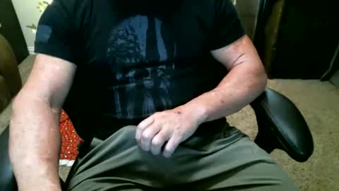 Snapshot of fitguy40 chatting on 12/13/25, 11:32 fitguy40 online show from 12/13/25, 11:32