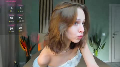 im Linda please give me thumbs up online show from 10/29/25, 03:09