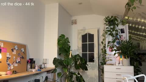 Snapshot of flaming_hotty chatting on 12/22/24, 04:38 Eva online show from 12/22/24, 04:38