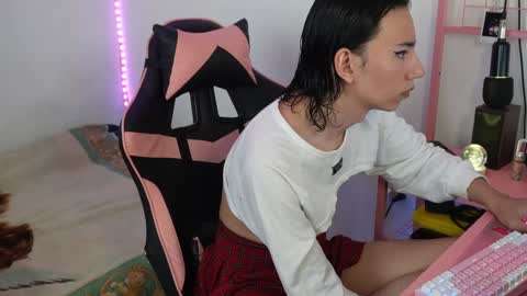 Snapshot of flaream_angel chatting on 01/04/25, 12:59 Alexa online show from 01/04/25, 12:59