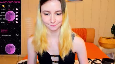 Snapshot of fleximona chatting on 02/14/25, 11:42 FlexiMona online show from 02/14/25, 11:42