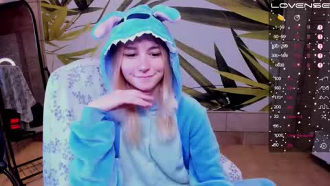 Snapshot of fleximona chatting on 10/19/25, 08:37 FlexiMona online show from 10/19/25, 08:37