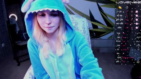 Snapshot of fleximona chatting on 10/19/25, 08:42 FlexiMona online show from 10/19/25, 08:42