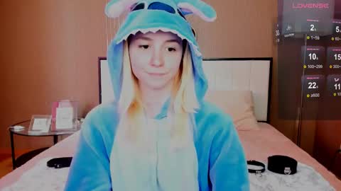 Snapshot of fleximona chatting on 10/24/25, 08:44 FlexiMona online show from 10/24/25, 08:44