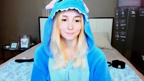 Snapshot of fleximona chatting on 10/25/25, 10:01 FlexiMona online show from 10/25/25, 10:01