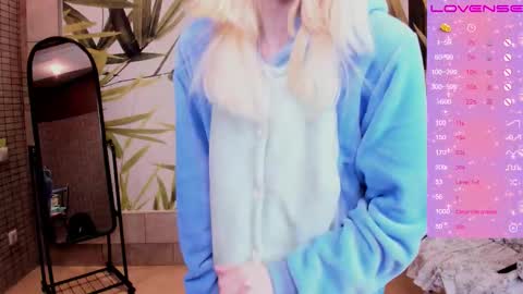 Snapshot of fleximona chatting on 12/13/25, 07:53 FlexiMona online show from 12/13/25, 07:53