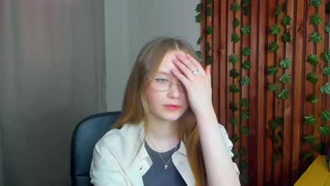 Snapshot of floralarsson chatting on 05/27/26, 03:36 hey there guys im Flora no not the one from WInx. But I love magical stuff and especially I love nature. I dont know I thin online show from 05/27/26, 03:36