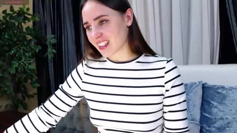 Snapshot of flouvet chatting on 11/09/25, 10:35 Flouvet online show from 11/09/25, 10:35