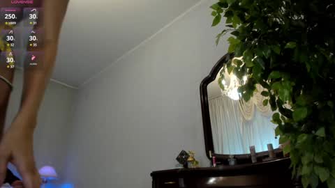 Snapshot of flower_nicole chatting on 12/03/24, 09:00 Nicole online show from 12/03/24, 09:00