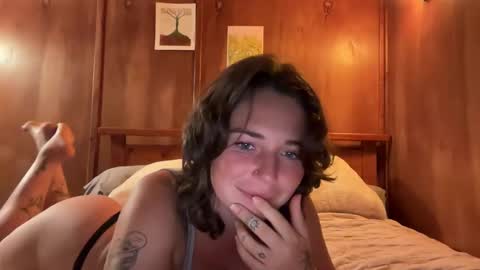 Snapshot of flowergirl448844 chatting on 11/21/25, 04:22 Flowergirl online show from 11/21/25, 04:22