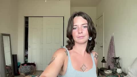 Snapshot of flowergirl448844 chatting on 01/16/26, 10:47 Flowergirl online show from 01/16/26, 10:47