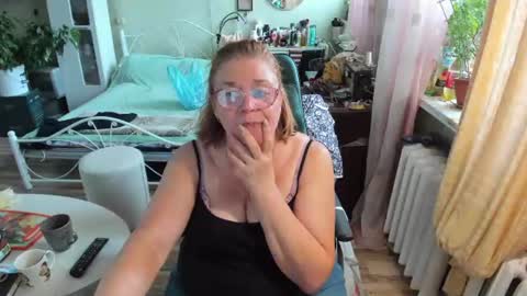 Snapshot of flowerlover8 chatting on 06/17/26, 10:39 Flowerlower online show from 06/17/26, 10:39