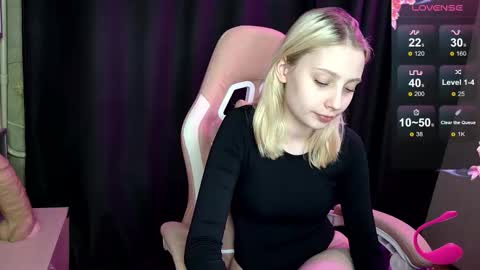 fluffy_cloude online show from 11/19/25, 12:38