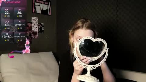 fluffy_cloude online show from 05/17/26, 06:11