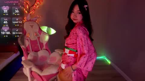 Snapshot of fluffy_rose chatting on 10/31/25, 05:58 Rose online show from 10/31/25, 05:58