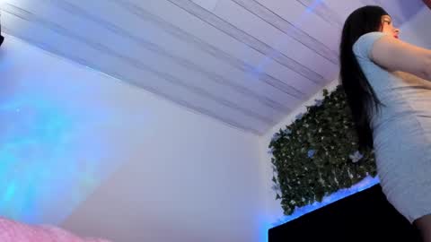 Snapshot of flylia_ chatting on 02/17/25, 06:15 lia online show from 02/17/25, 06:15