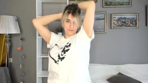 Snapshot of foamcascade chatting on 12/16/25, 05:23 Ellie online show from 12/16/25, 05:23