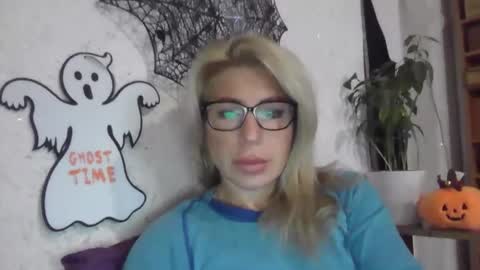 fox_red_lady7 online show from 10/27/25, 06:50