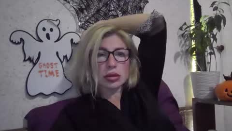 fox_red_lady7 online show from 10/27/25, 07:07