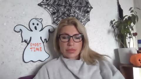 fox_red_lady7 online show from 10/30/25, 07:10