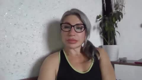 fox_red_lady7 online show from 11/14/25, 11:20