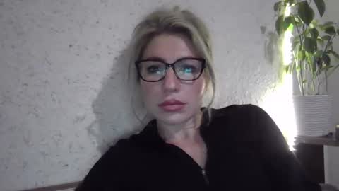 fox_red_lady7 online show from 12/19/25, 08:49