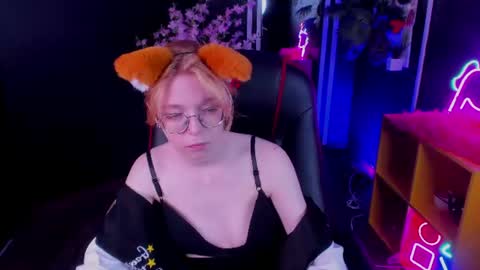 Snapshot of foxxxypolly chatting on 06/23/26, 05:38 Polly online show from 06/23/26, 05:38