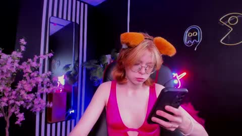 Snapshot of foxxxypolly chatting on 06/24/26, 05:39 Polly online show from 06/24/26, 05:39